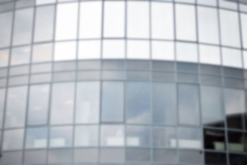 玻璃與金屬作為建筑材料的優(yōu)缺點對比